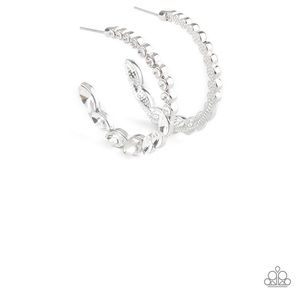 Silver setting earrings with diamond like stones